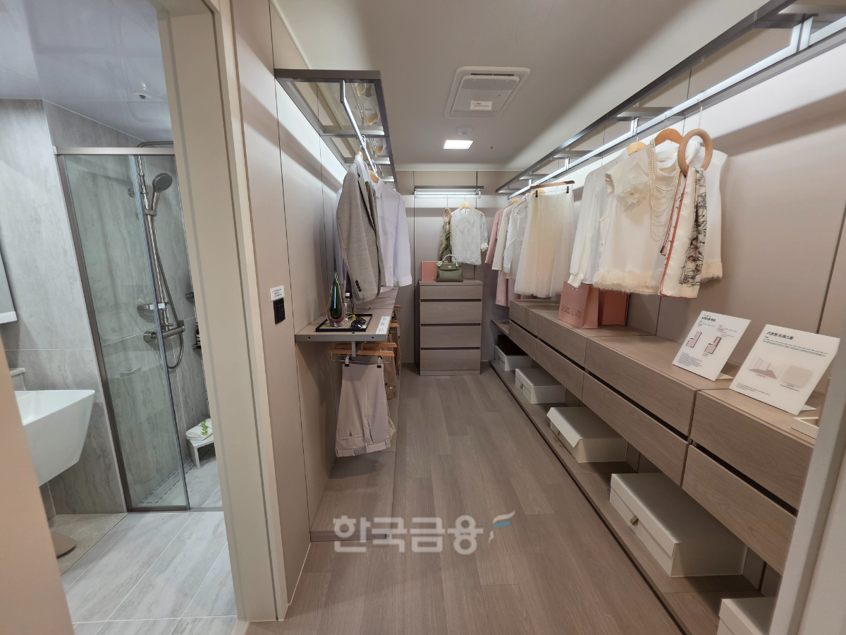 84㎡A 유니트 안방의 드레스룸. /사진=조범형 기자