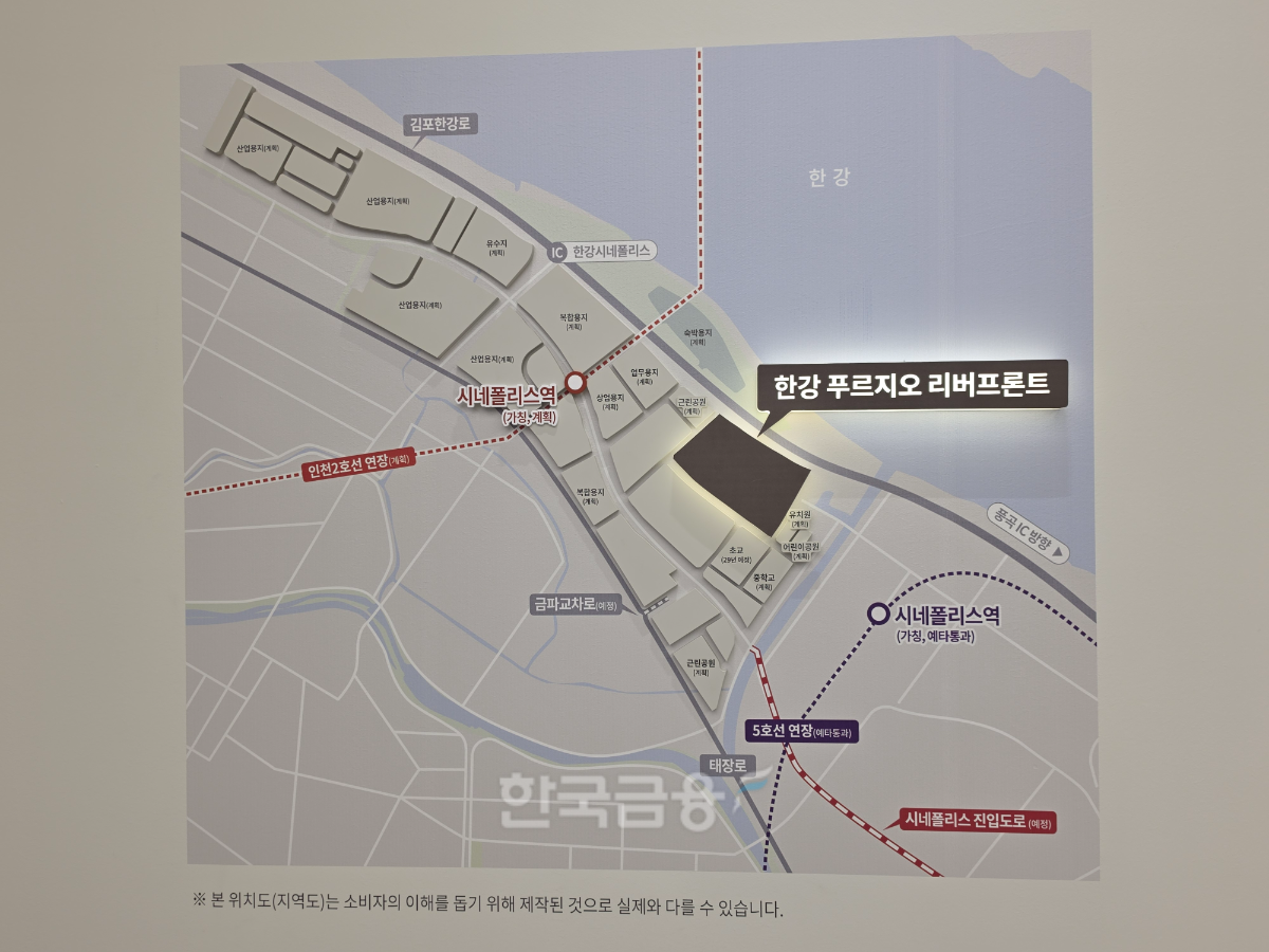 견본주택 내부에 마련된 '한강 푸르지오 리버프론트' 위치도. /사진=조범형 기자