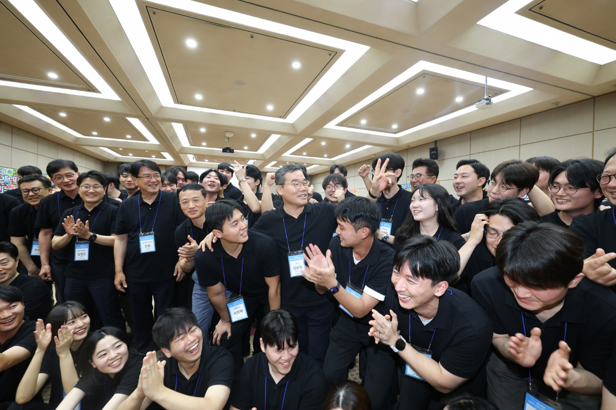 김보현 대우건설 사장(사진 중앙)과 26년 하반기 입사 신입사원. /사진제공=대우건설
