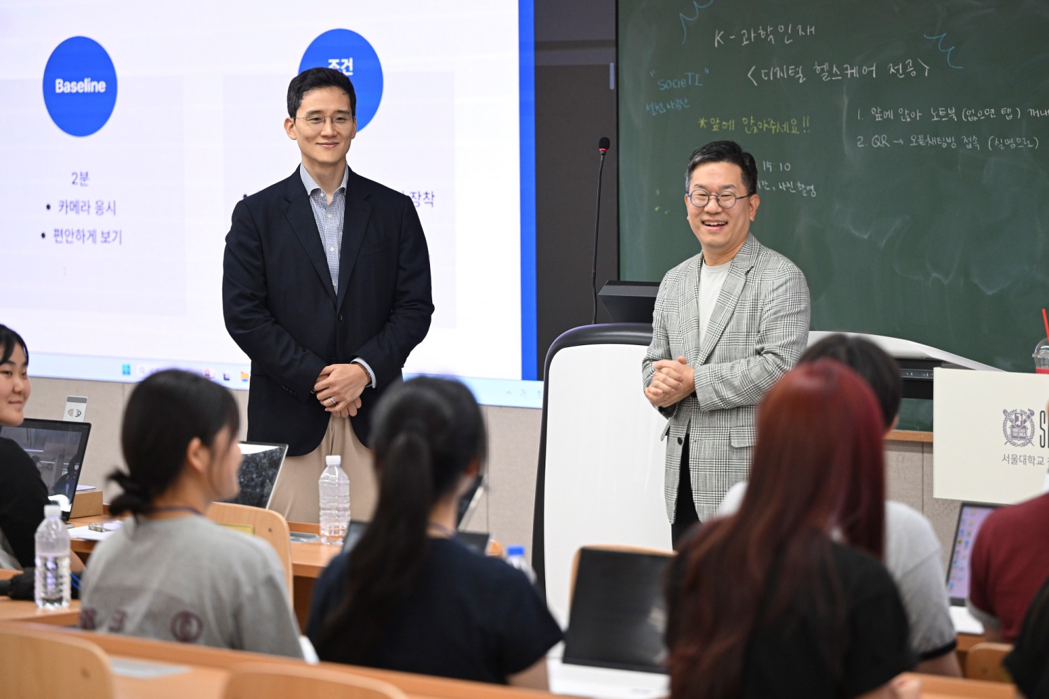 김대헌 호반그룹 기획총괄사장(왼쪽)이 지난 4일 서울대학교에서 열린 'K-과학인재 아카데미 고등학생 캠프'를 찾아 참가 학생들을 격려하며 대화를 나누고 있다. /사진제공=호반그룹