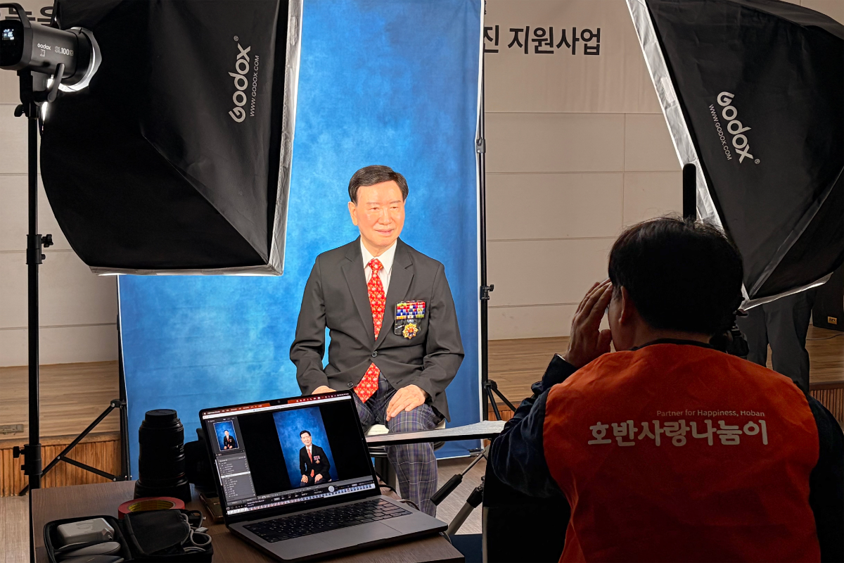 호반그룹 임직원들이 지난 6일 서울 서초구보훈회관에서 국가유공자의 장수사진을 촬영하며 재능기부를 하고 있다. /사진제공=호반그룹