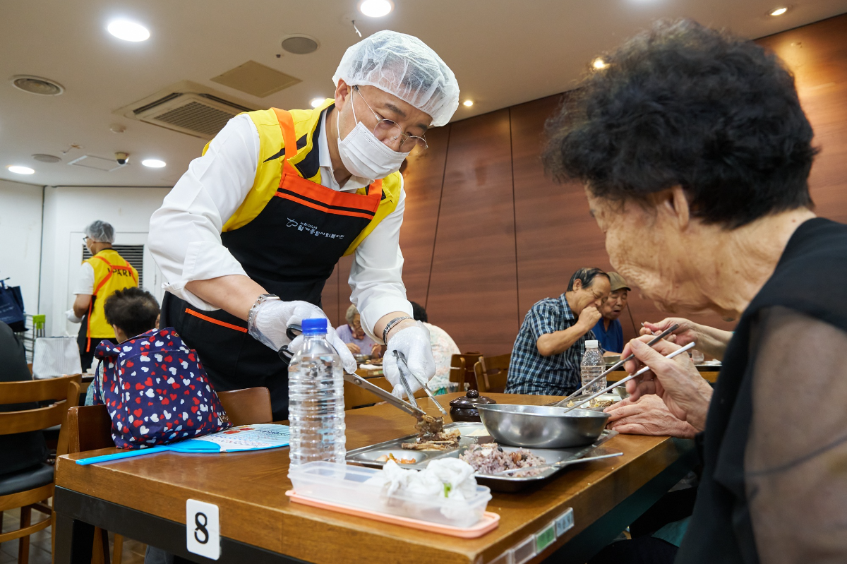 IPARK현대산업개발은 연일 무더위가 기승을 부리는 날씨가 이어지는 가운데 서울 노원구 월계종합사회복지관에서 지역 어르신들의 건강한 여름나기를 위한 삼계탕 전달식과 배식 봉사활동을 진행했다. /사진제공=IPARK현대산업개발
