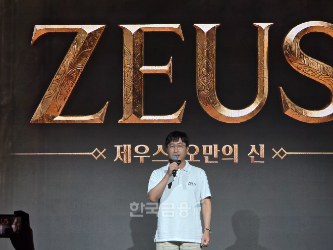 남재관 컴투스 대표가 7일 진행된 제우스:오만의 신 쇼케이스에서 환영사를 전하고 있다. / 사진=김재훈 기자