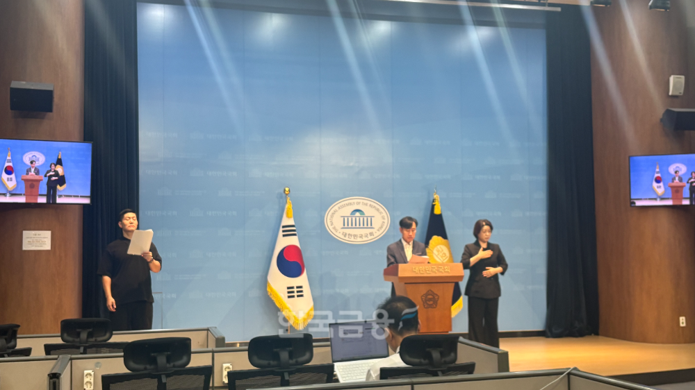 하태경 보험연수원장(왼쪽에서 두번째)이 오전9시 국회 소통관 기자회견장에서 발언을 하고 있다./사진=전하경 기자