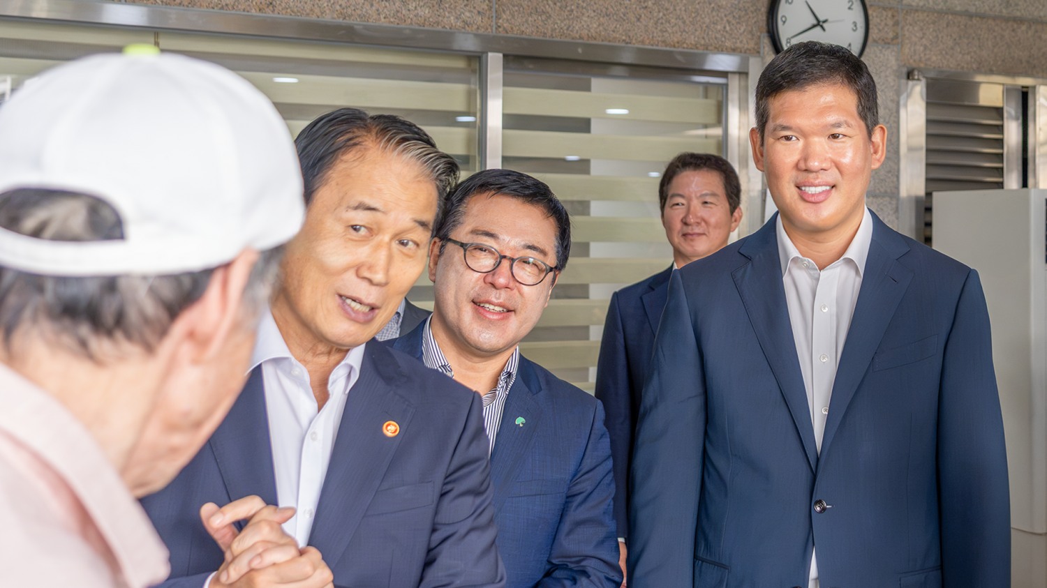 권오을 국가보훈부 장관과 허윤홍 GS건설 대표 수원보훈원을 방문해 보훈가족에 안부를 묻고 있다. /사진제공=GS건설
