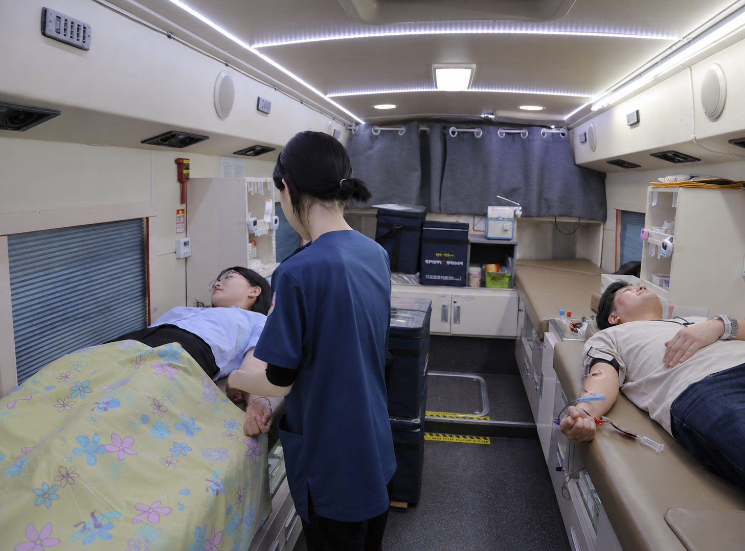 DL그룹 임직원이 12일 서울 강서구 원그로브 사옥 인근에 마련된 헌혈버스에서 ‘사랑의 헌혈 캠페인’에 참여하고 있다. /사진제공=DL그룹