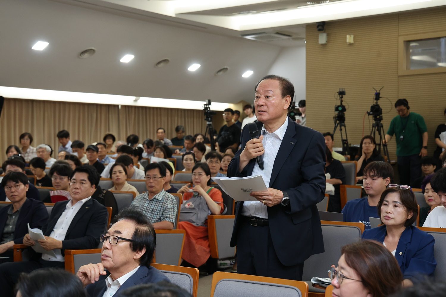 유동균 마포구청장이 '제3차 서울특별시 도시철도망 구축계획 주민공청회'에 참석해 상암동 중심지를 관통하는 강북횡단선 노선 신설의 필요성을 설명하는 모습./사진제공=마포구