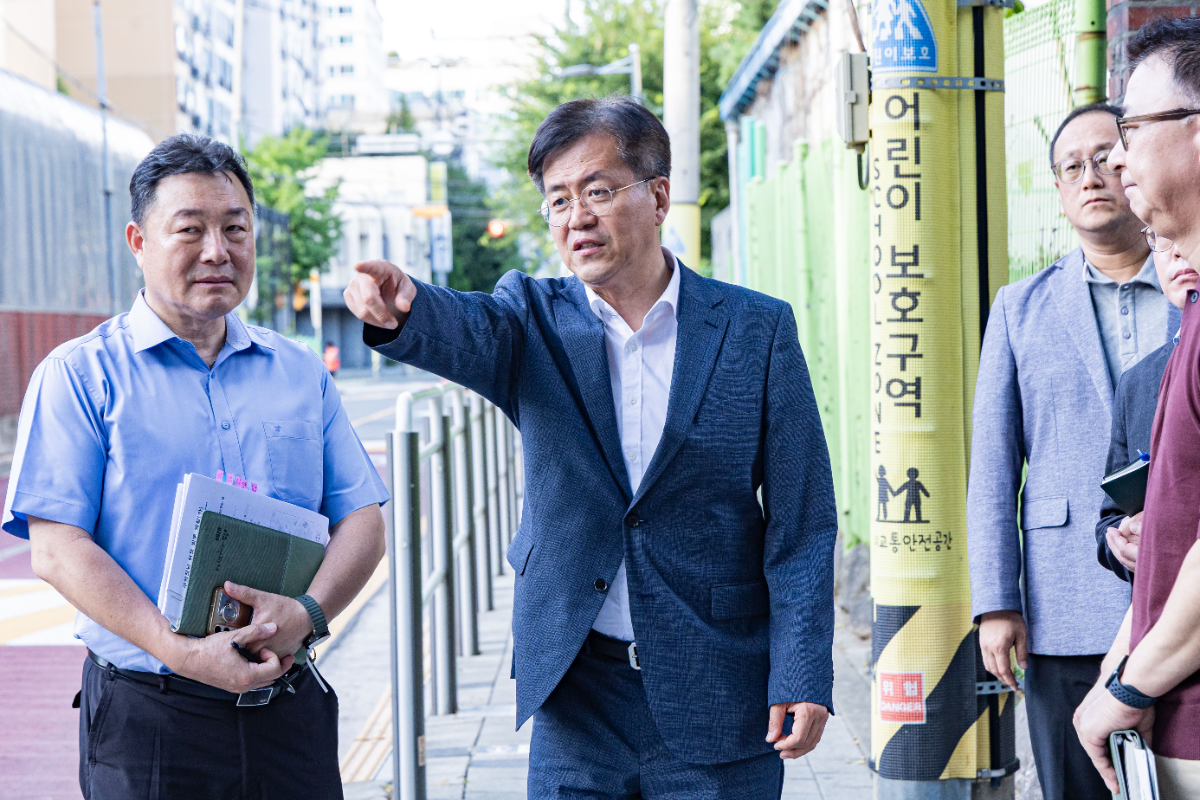 선유중학교 앞 보도를 점검하는 조유진 영등포구청장(사진 왼쪽에서 두 번째). /사진제공=영등포구청