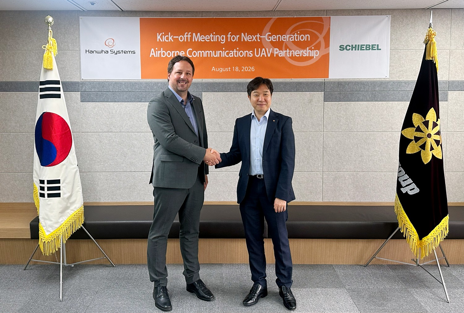 한화시스템이 18일 오스트리아 무인기 전문기업 쉬벨과(Schiebel)과 차세대 공중 통신용 무인항공기 협업 관련 킥오프 미팅을 가졌다. 오른쪽부터 장보섭 한화시스템 C5ISR사업센터장, 마이클 쉴러(Michael Schiller) 쉬벨 함탑재서북도서 사업총괄 PM 겸 쉬벨 코리아 지사장. /사진=한화시스템