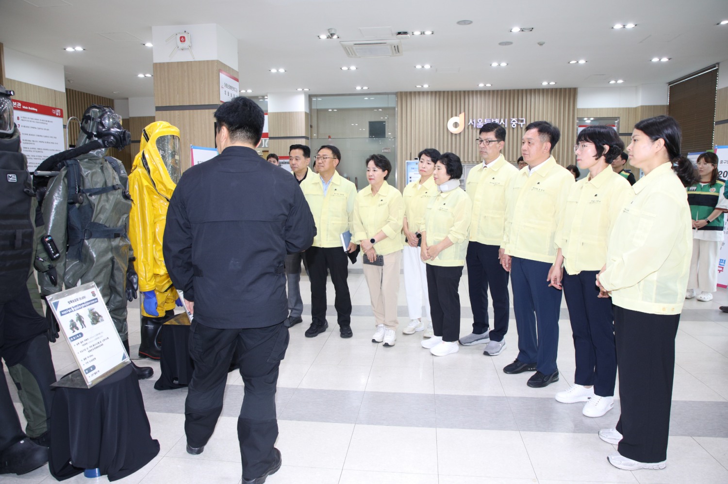 서울 중구의회 의원들이 중구청 을지연습 상황실을 찾아 진행상황을 점검하는 모습./사진제공=중구의회