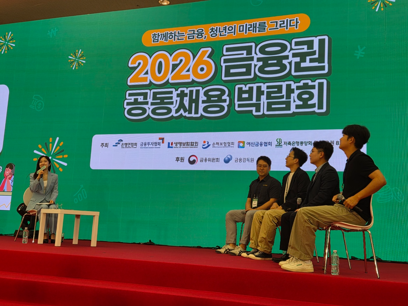 KB국민카드·삼성카드·신한카드·현대카드·현대커머셜 담당자들이 19일 동대문디자인플라자(DDP)에서 열린 ‘2026 금융권 공동채용 박람회’의 ‘직무-핏 컨퍼런스’에 참석해 주요 직무와 필요 역량 등을 소개하고 있다. 사진=강은영 기자