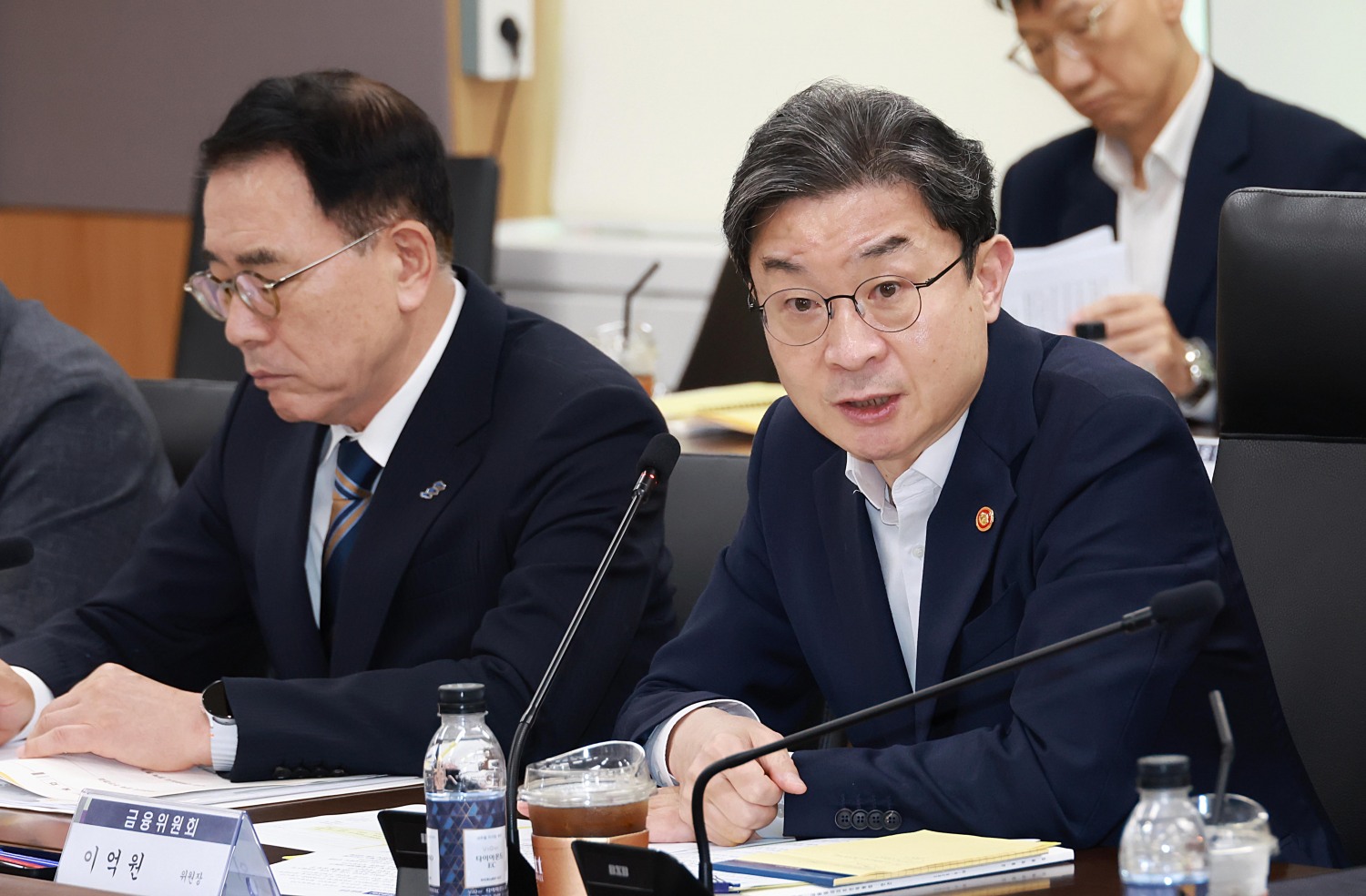 이억원 금융위원장이 지난 19일 오후 서울 종로구 정부서울청사에서 개최한 제53차 금융중심지추진위원회에서 전북 금융중심지 지정 평가방안에 대한 보고·심의를 진행하고 있다. / 사진제공=금융위원회