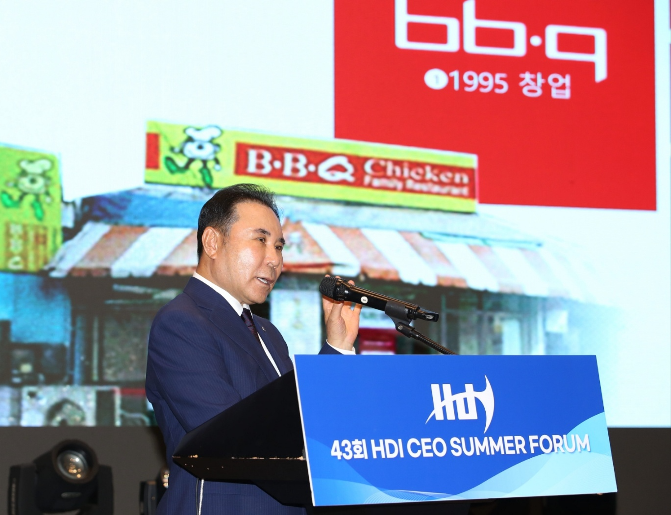 윤홍근 제너시스BBQ 그룹 회장이 강원 강릉 탑스텐 호텔에서 열린 ‘제43회 2026 HDI CEO SUMMER FORUM’에서 ‘위기를 기회로, 세계를 향한 끊임없는 도전’을 주제로 강연했다. /사진=제네시스 BBQ그룹