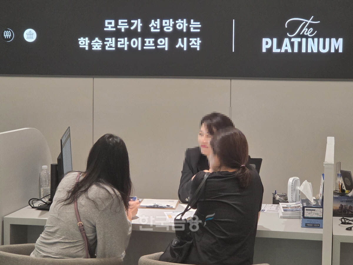 견본주택을 찾은 방문객들이 분양 상담을 받고 있다. /사진=조범형 기자