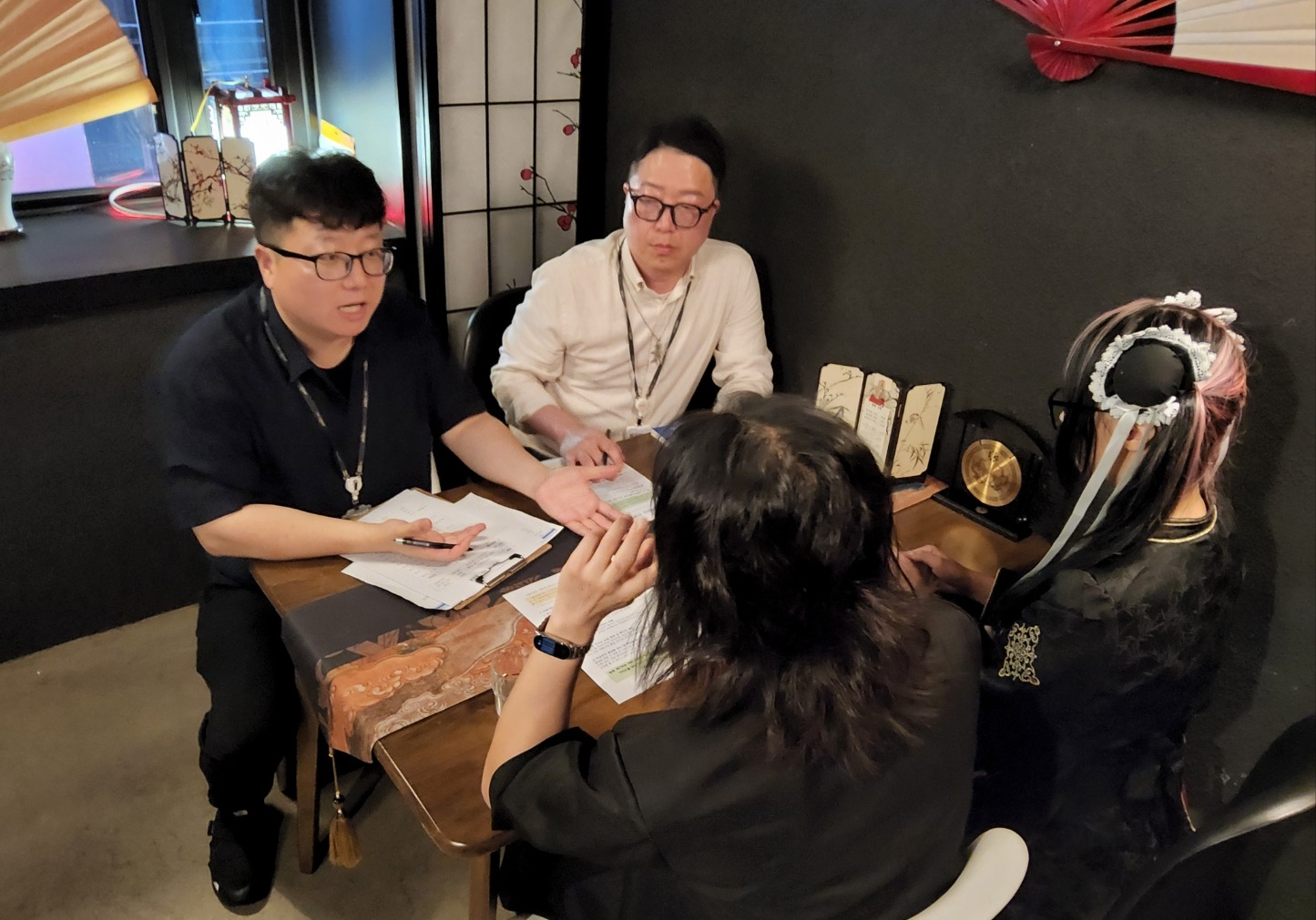 마포구 위생과 직원들이 홍대 일대 컨셉카페를 방문해 유흥접객행위 금지와 준법 영업 기준을 안내하는 모습./사진제공=마포구