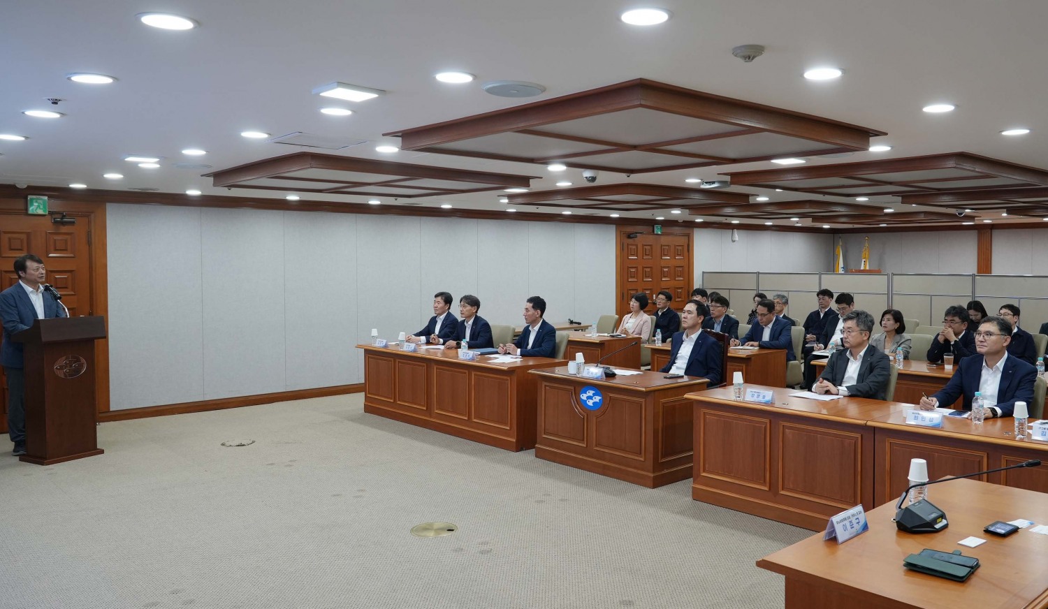 신학기 Sh수협은행장(오른쪽 가운데)과 경영진들이 이준구 KAIST 교수 겸 큐노바대표를 초청해 양자컴퓨팅 관련 강연을 듣고 있다. / 사진제공=Sh수협은행