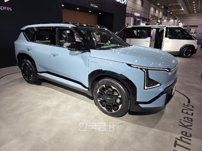 기아가 25일 개막한 EV 트렌드 코리아 2026에서 전시한 EV5 GT 라인. / 사진=김재훈 기자
