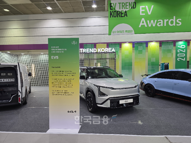 기아 EV5가 25일 개막한 EV 트렌드 코리아 2026에서 참관객들을 맞이하고 있다. / 사진=김재훈 기자