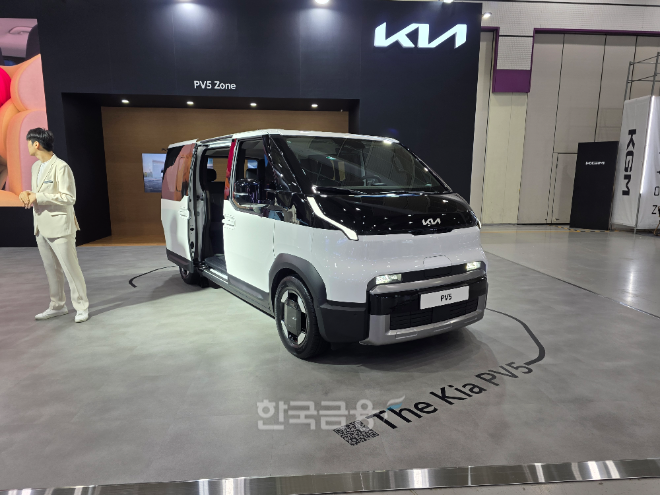 25일 삼성동 코엑스에서 개막한 EV 트렌드 코리아 2026 기아 부스에 전시된 PV5 패신저 모델. / 사진=김재훈 기자