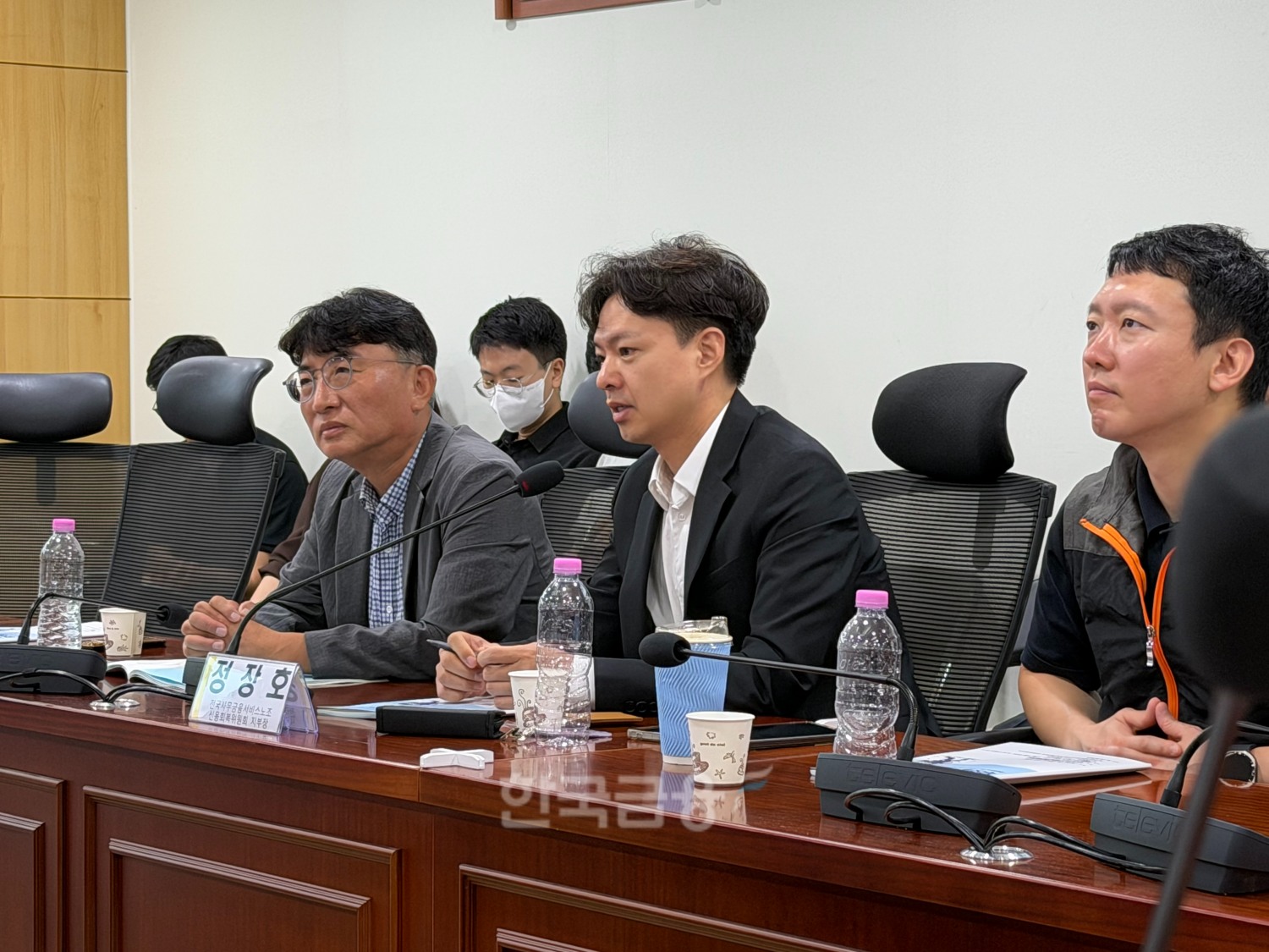 정장호 신용회복위원회 노동조합 위원장(가운데)이 25일 서울 여의도 국회의원회관 제5간담회의실에서 열린 '채무자 정책 2.0 무엇을 바꿀 것인가' 토론회에서 한계채무자 재기지원과 기관 간 협업 방안에 대해 발언하고 있다. / 사진=지다혜 기자