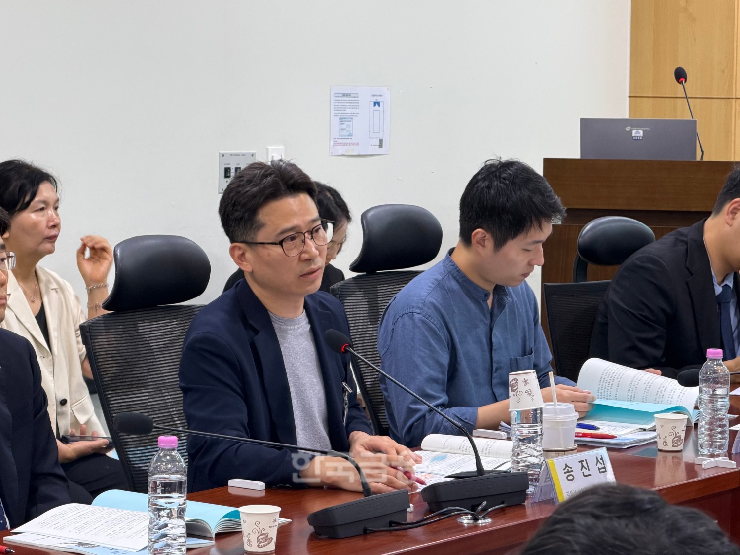 송진섭 화성시 금융복지상담지원센터 센터장이 25일 서울 여의도 국회의원회관 제5간담회의실에서 열린 '채무자 정책 2.0 무엇을 바꿀 것인가' 토론회에서 지역별 회생·파산 제도 차이와 지자체 연계 사후관리 필요성에 대해 발언하고 있다. / 사진=지다혜 기자
