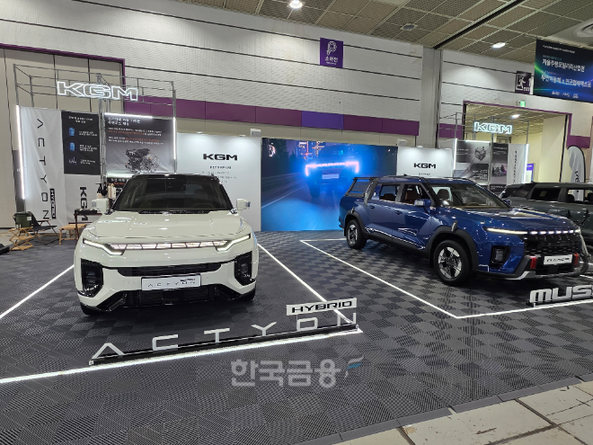 EV 트렌드 코리아 2026 KGM 부스에 전시된 액티언 하이브리드(왼쪽)과 무쏘 EV. / 사진=김재훈 기자