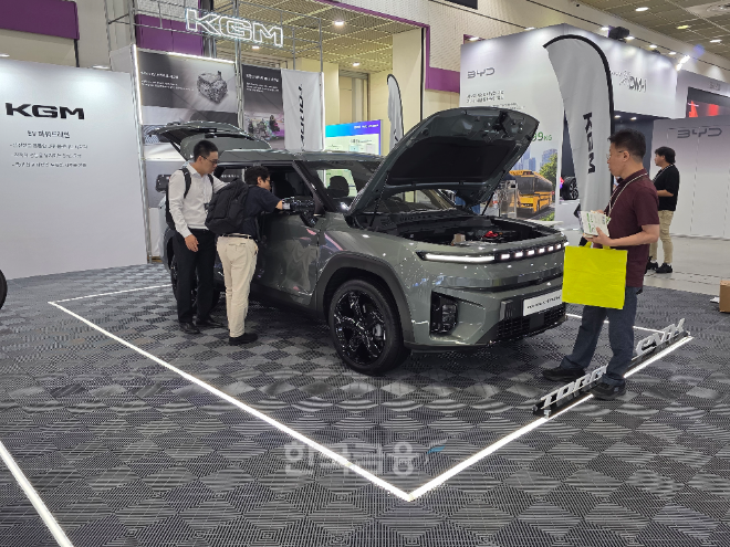 EV 트렌드 코리아 KGM 부스에 전시된 토레스 EVX를 관람 중인 참관객들. / 사진=김재훈 기자