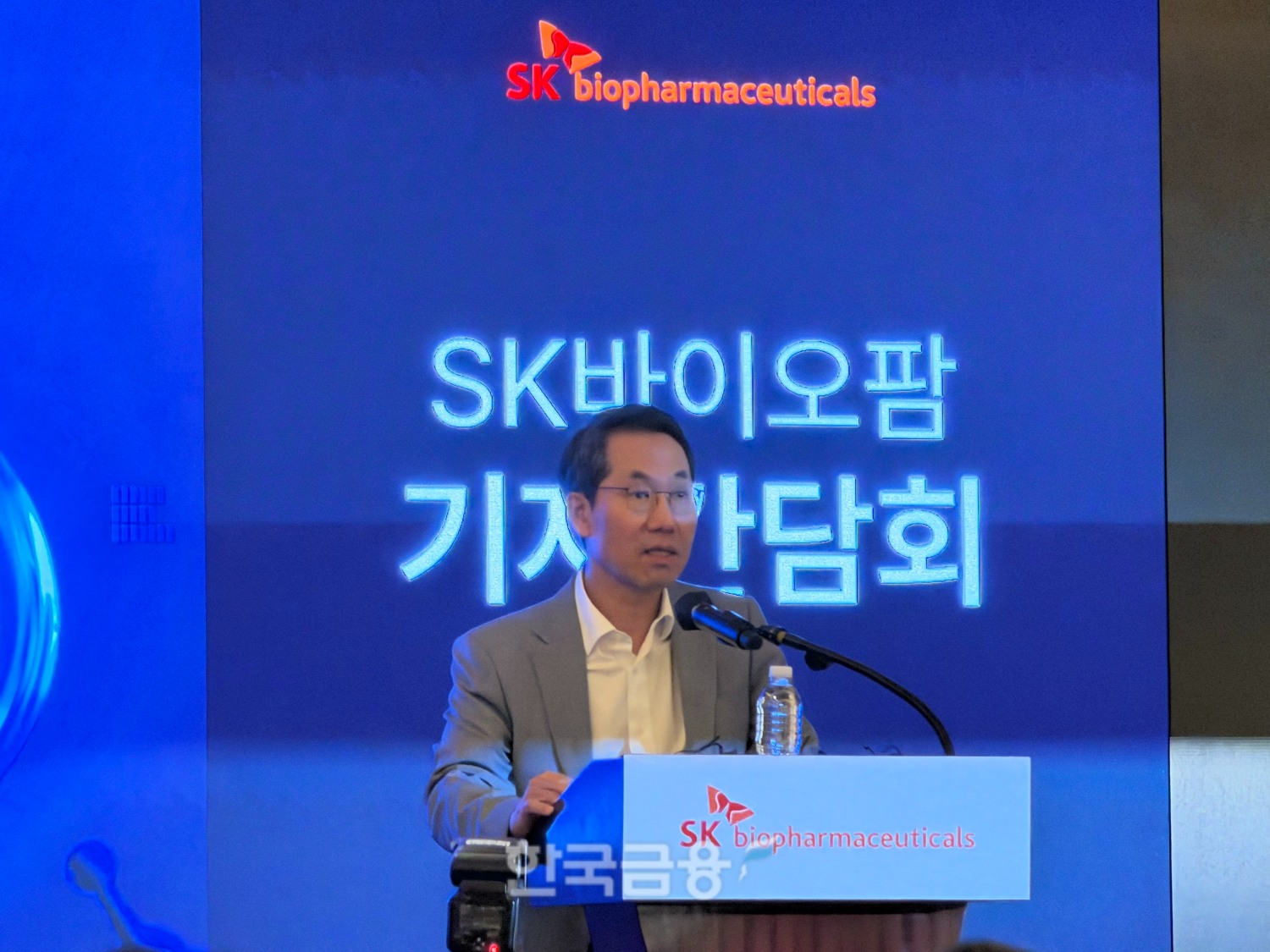이동훈 SK바이오팜 사장이 26일 오후 서울 중구 웨스틴조선호텔에서 열린 기자간담회에서 오파칼림 라이선스 인 관련 설명을 하고 있다. /사진=양현우 기자