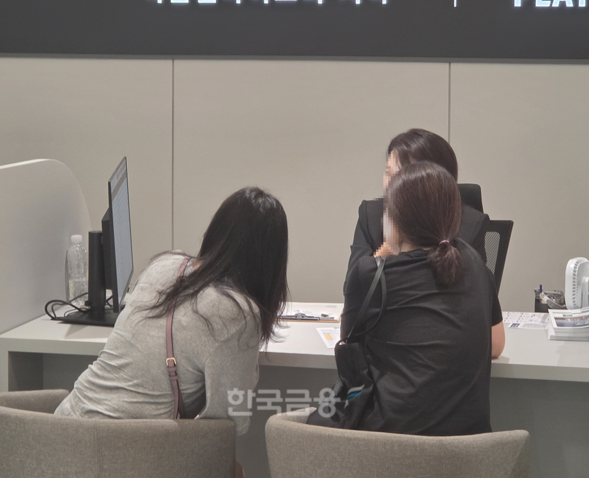 방문객들이 견본주택에서 상담받는 모습. /사진=조범형 기자