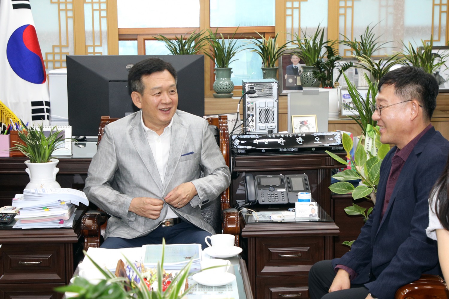 윤판오 중구의회 의장과 이상렬 신임 국민건강보험공단 중구지사장이 대화를 나누는 모습./사진제공=중구의회