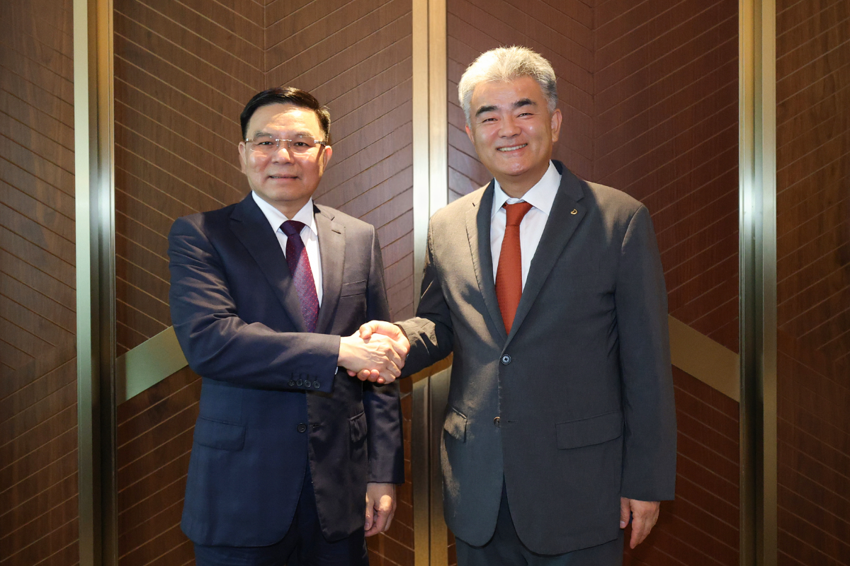 지난 26일 수요일 오후 을지로 더그랜드롯데 서울에서 만난 정원주 대우건설 회장(오른쪽)과 레 마잉 훙 베트남 산업통상부 장관(왼쪽). /사진제공=대우건설