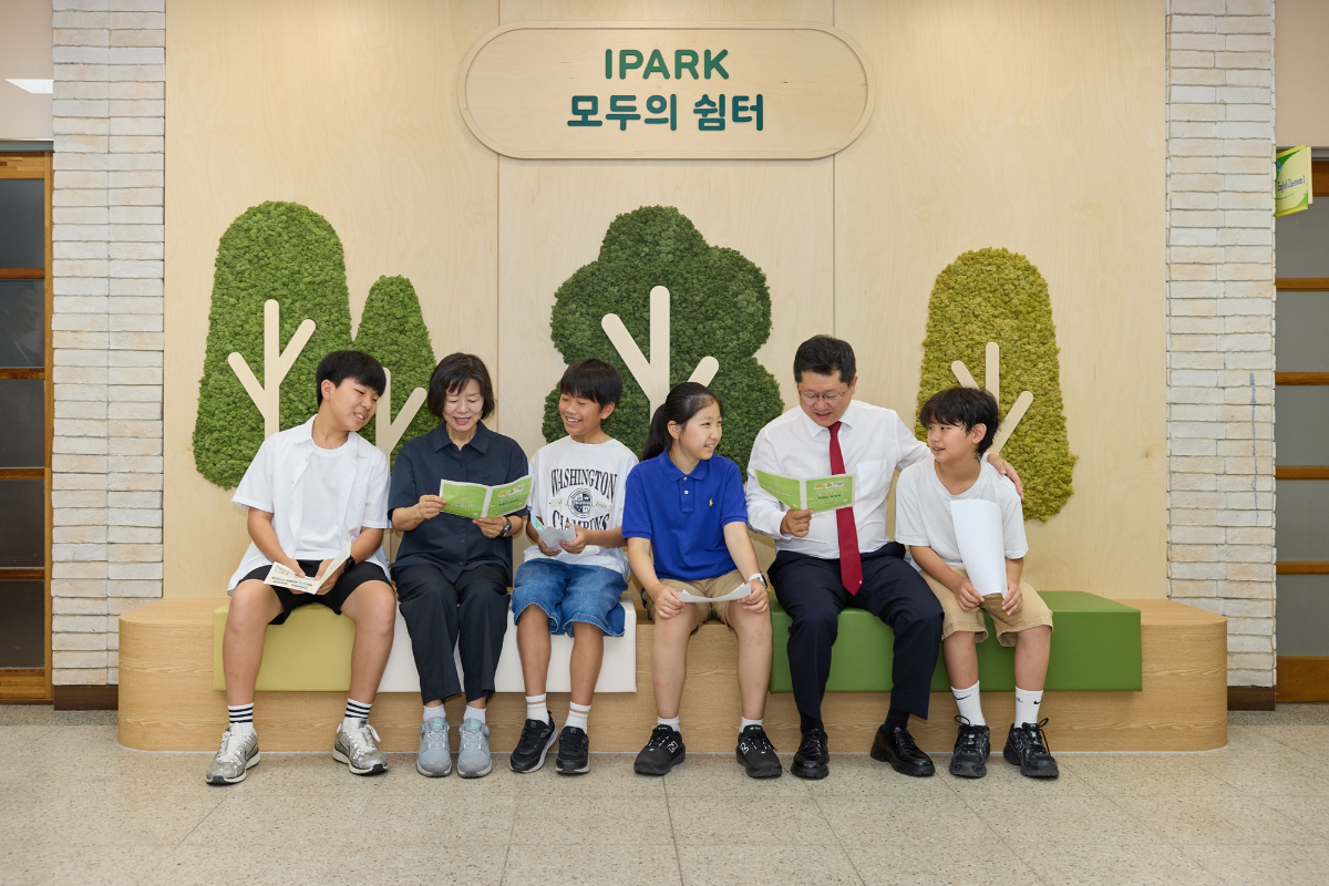 IPARK현대산업개발은 서울 양천구 서울신목초등학교에서 심포니 교실숲 개소식을 진행했다. /사진제공=IPARK현대산업개발
