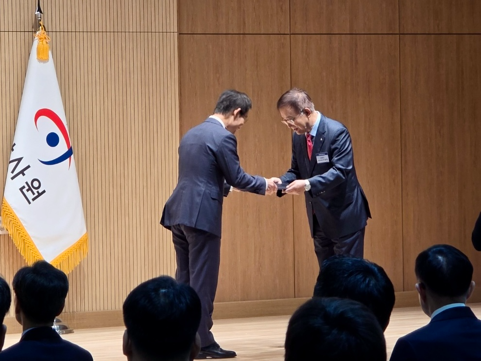 강원랜드 감사실 이창호 부장이 감사원 ‘2026년 공공기관 자체감사활동 포상’서 자체감사기구 우수 감사인 표창을 수상하는 모습./사진제공=강원랜드