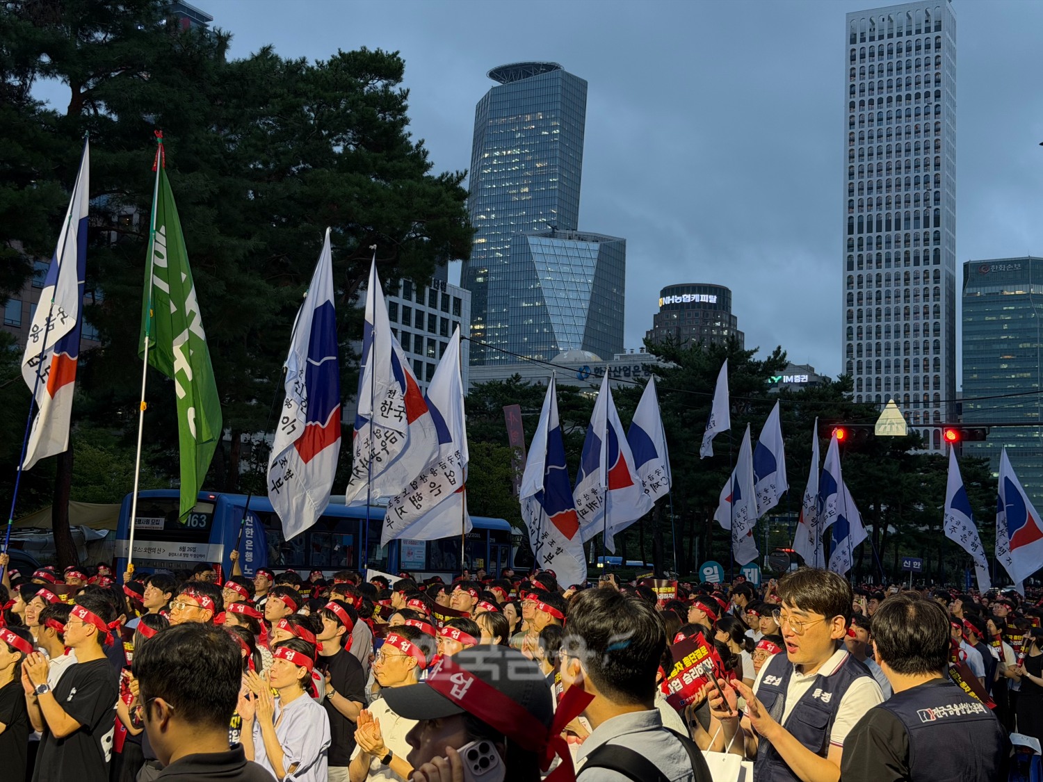 지난 28일 서울 여의도에서 열린 금융노조 총파업 총력투쟁 결의대회에 각 지부 조합원들이 깃발을 들고 참석해 있다. / 사진=지다혜 기자