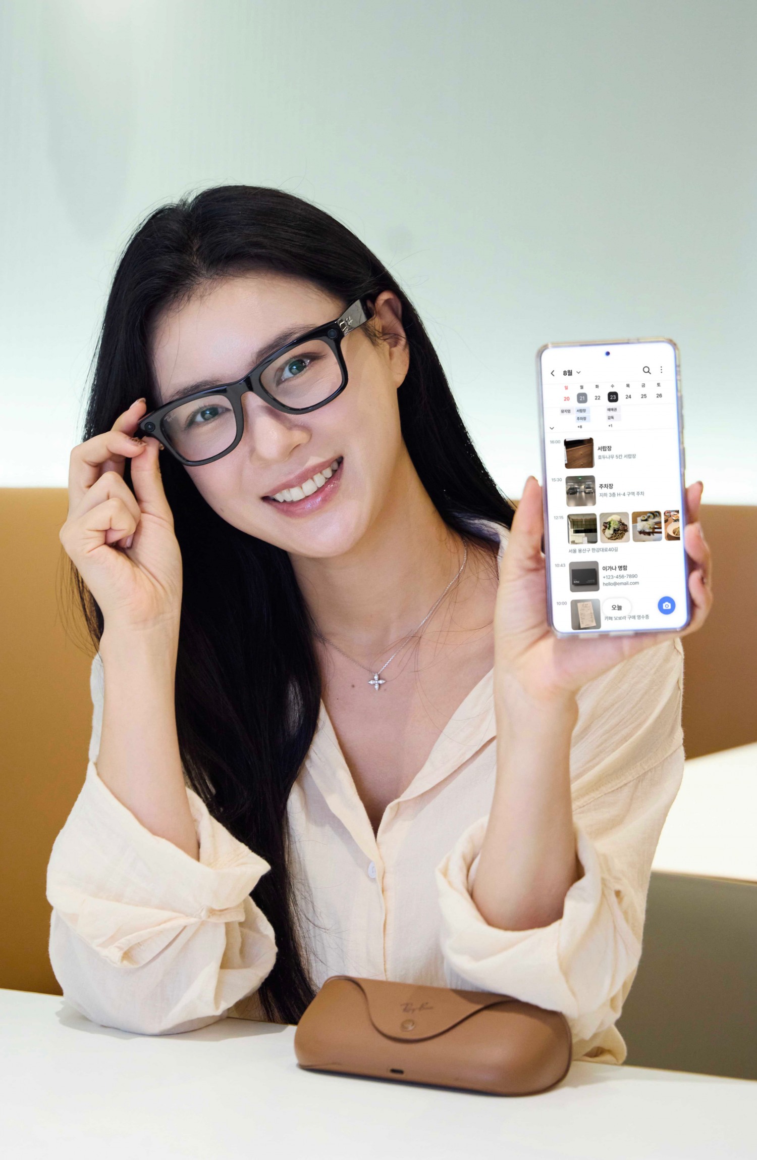 SK텔레콤은 메타(Meta)의 AI 글래스와 안드로이드 스마트폰으로 촬영한 사진을 AI가 정리하고 다시 찾을 수 있도록 돕는 ‘에이닷 로그(A. log)’ 기능을 에이닷 앱에서 선보인다고 31일 밝혔다./사진-SK텔레콤
