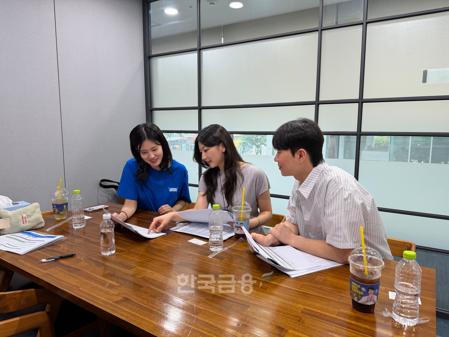 지난달 31일 서울 중구 IBK파이낸스타워에서 열린 IBK기업은행 통합채용설명회에서 신입행원 멘토들이 취업준비생들에게 전할 채용 준비 경험과 입행 후 업무에 대해 이야기를 나누고 있다. / 사진=지다혜 기자