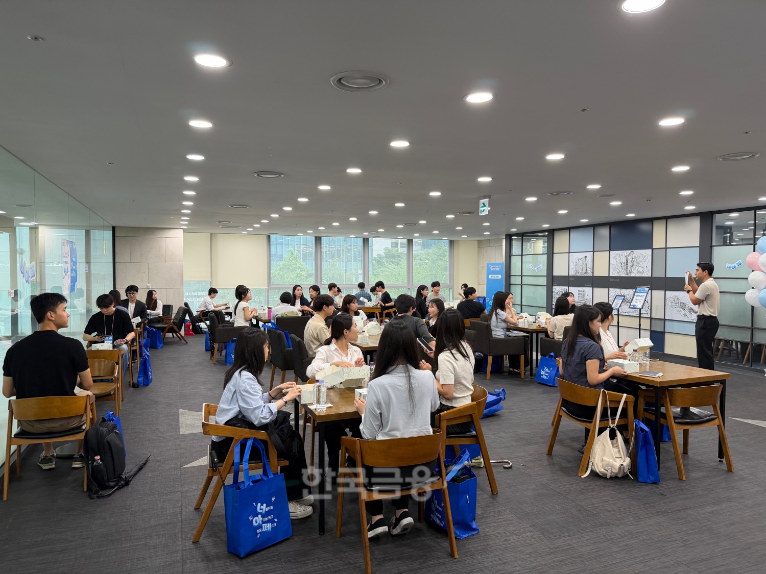 지난달 31일 서울 중구 IBK파이낸스타워에서 열린 IBK기업은행 통합채용설명회에서 취업준비생들이 행사 관계자로부터 채용 프로그램 관련 안내를 듣고 있다. / 사진=지다혜 기자