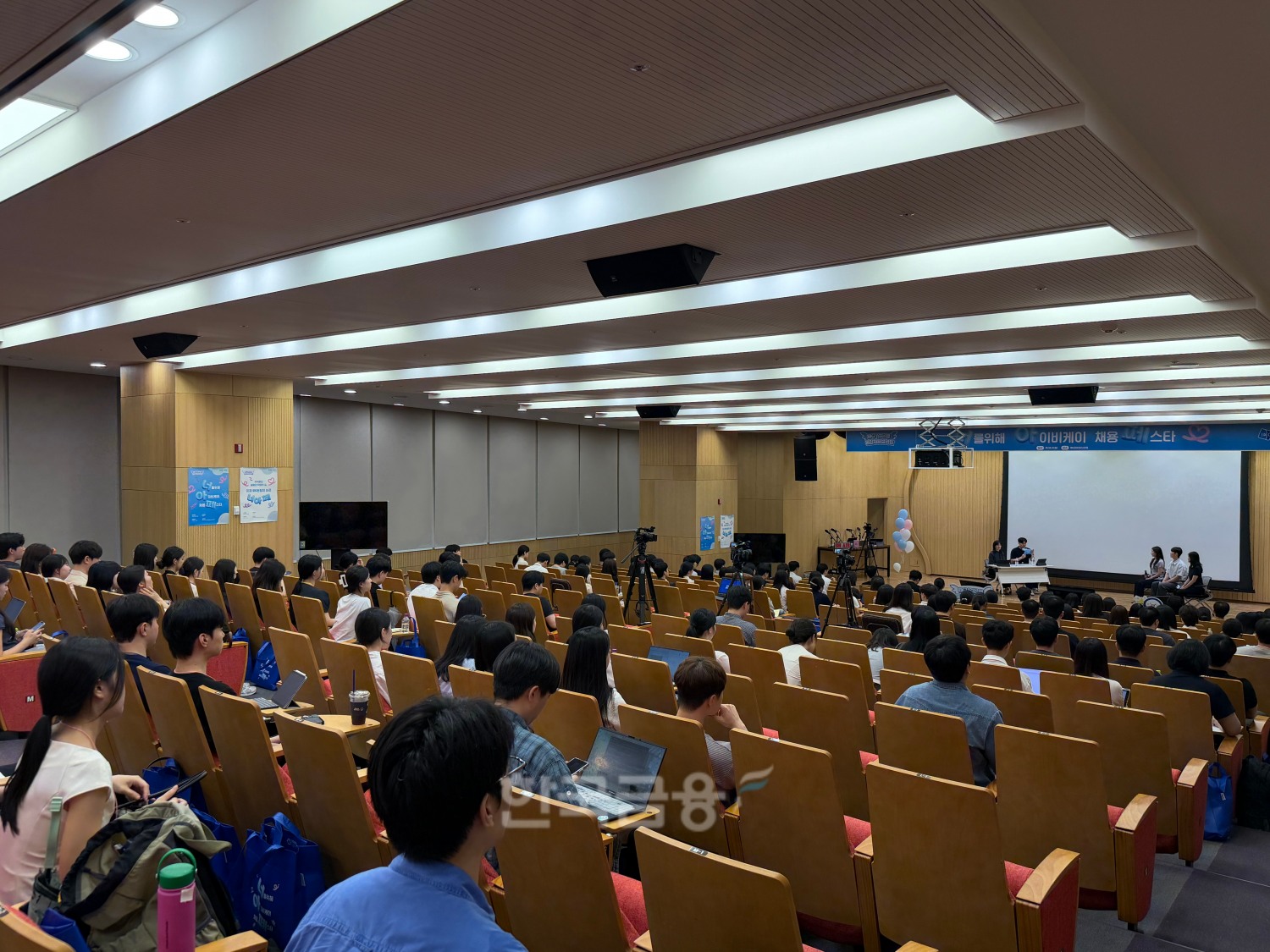 지난달 31일 서울 중구 IBK파이낸스타워에서 열린 IBK기업은행 통합채용설명회에서 취업준비생들이 채용 프로그램에 참여하고 있다. / 사진=지다혜 기자