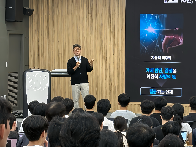 정재헌 SK텔레콤 대표가 지난 1일 서울대 제1공학관에서 열린 'SKT-서울대 AI 공동과정' 10주년 특강에서 강연을 하고 있다. / 사진=박수연 기자