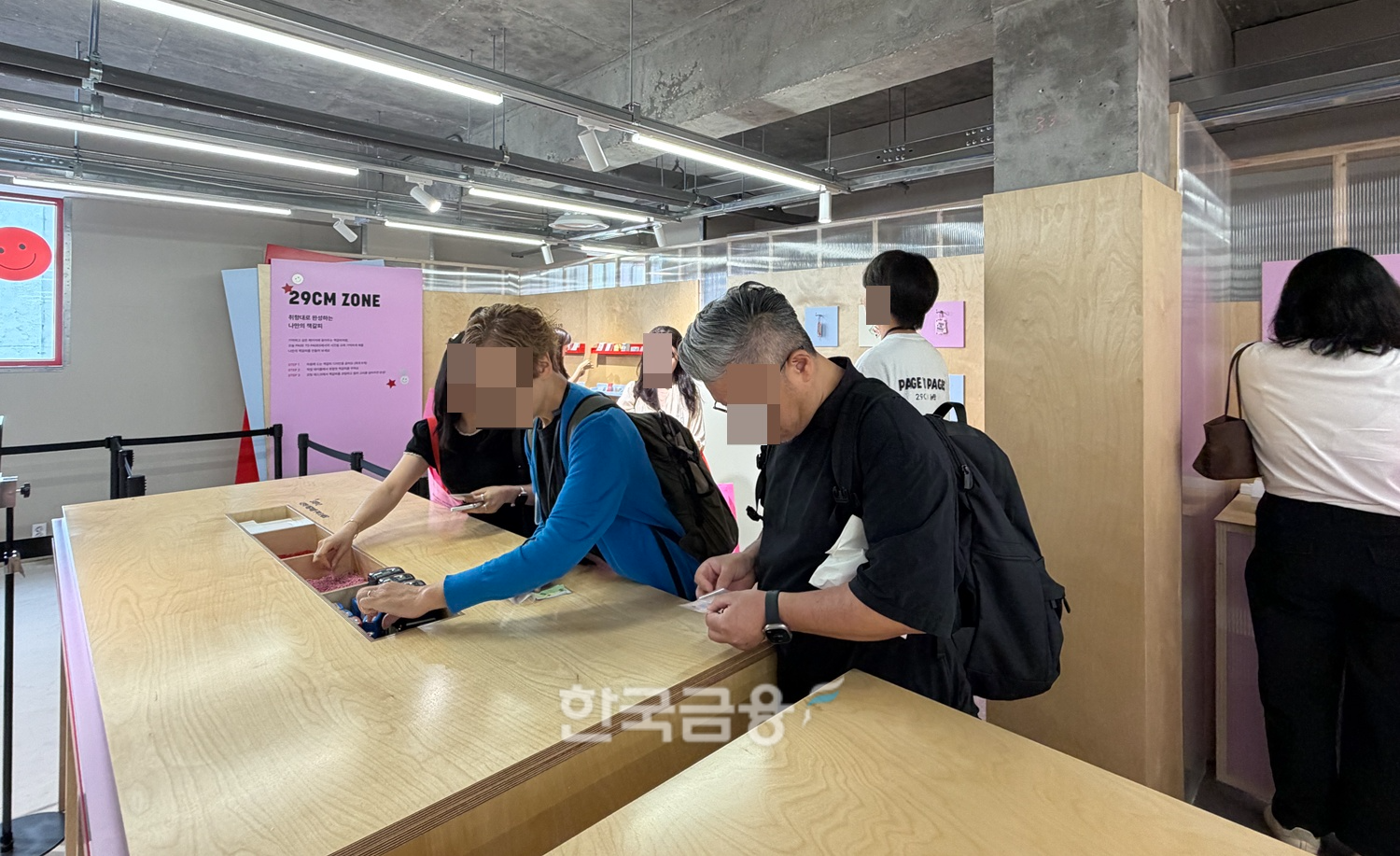 책갈피 직접 만드는 사람들의 모습. /사진=박슬기 기자