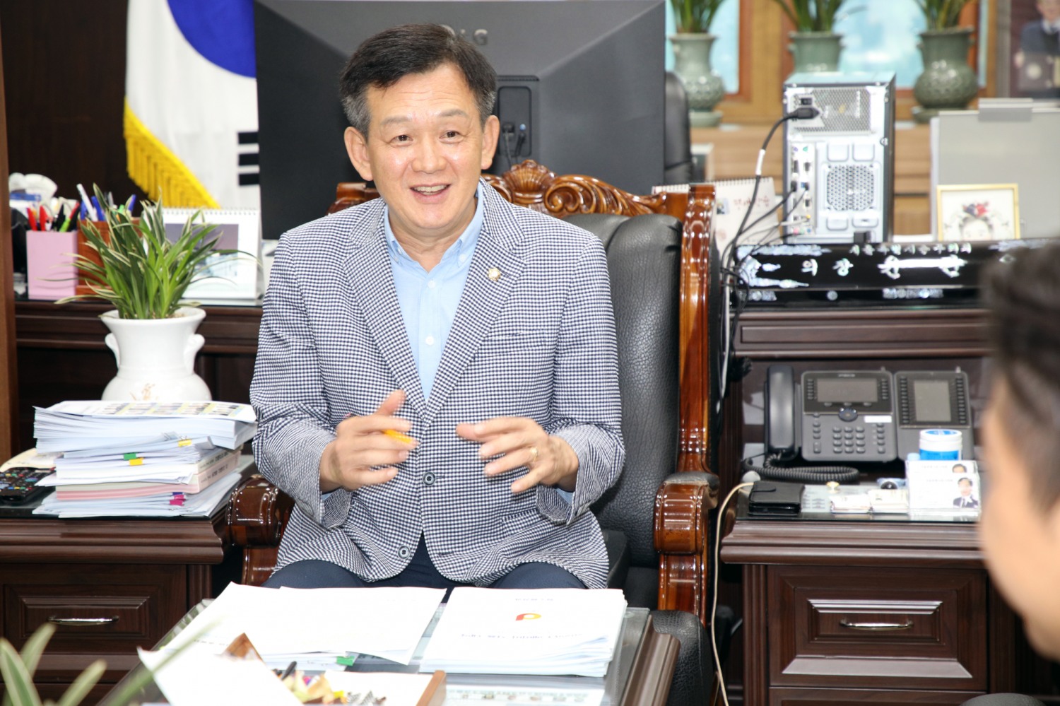 윤판오 서울시 구의장협의회장이 기자의 질문에 답변을 하는 모습. /사진제공=중구의회