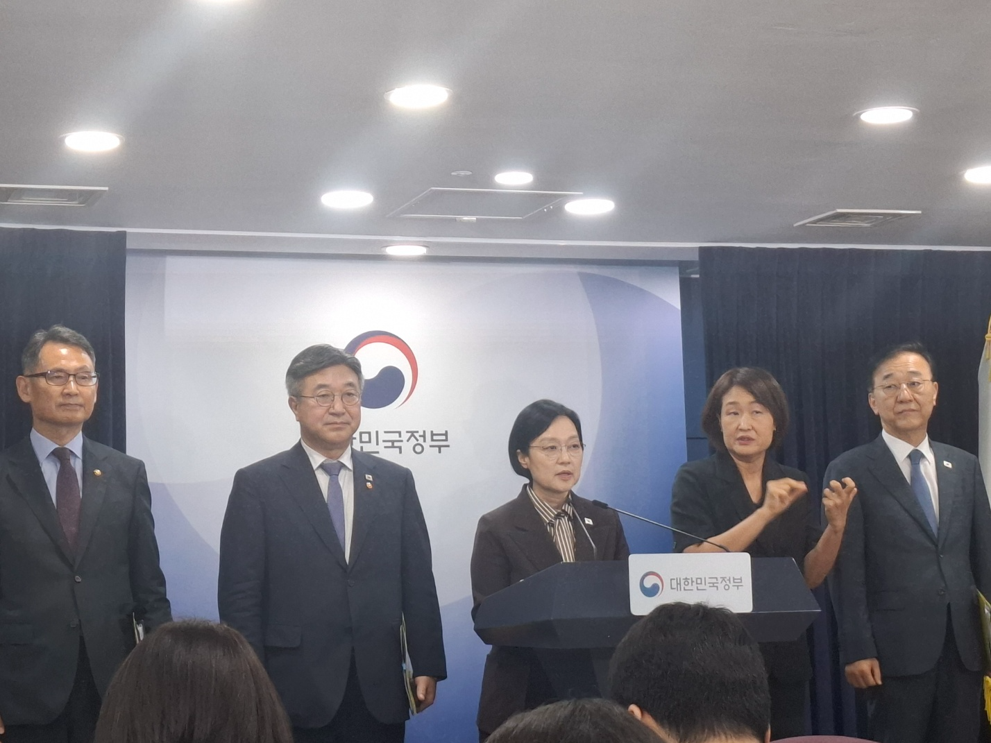 3일 오전 서울정부청사에서 열린 브리핑에서 한성숙 국무총리가 공공기관 지방이전 방안에 대한 브리핑을 진행하고 있다. / 사진=장호성 기자