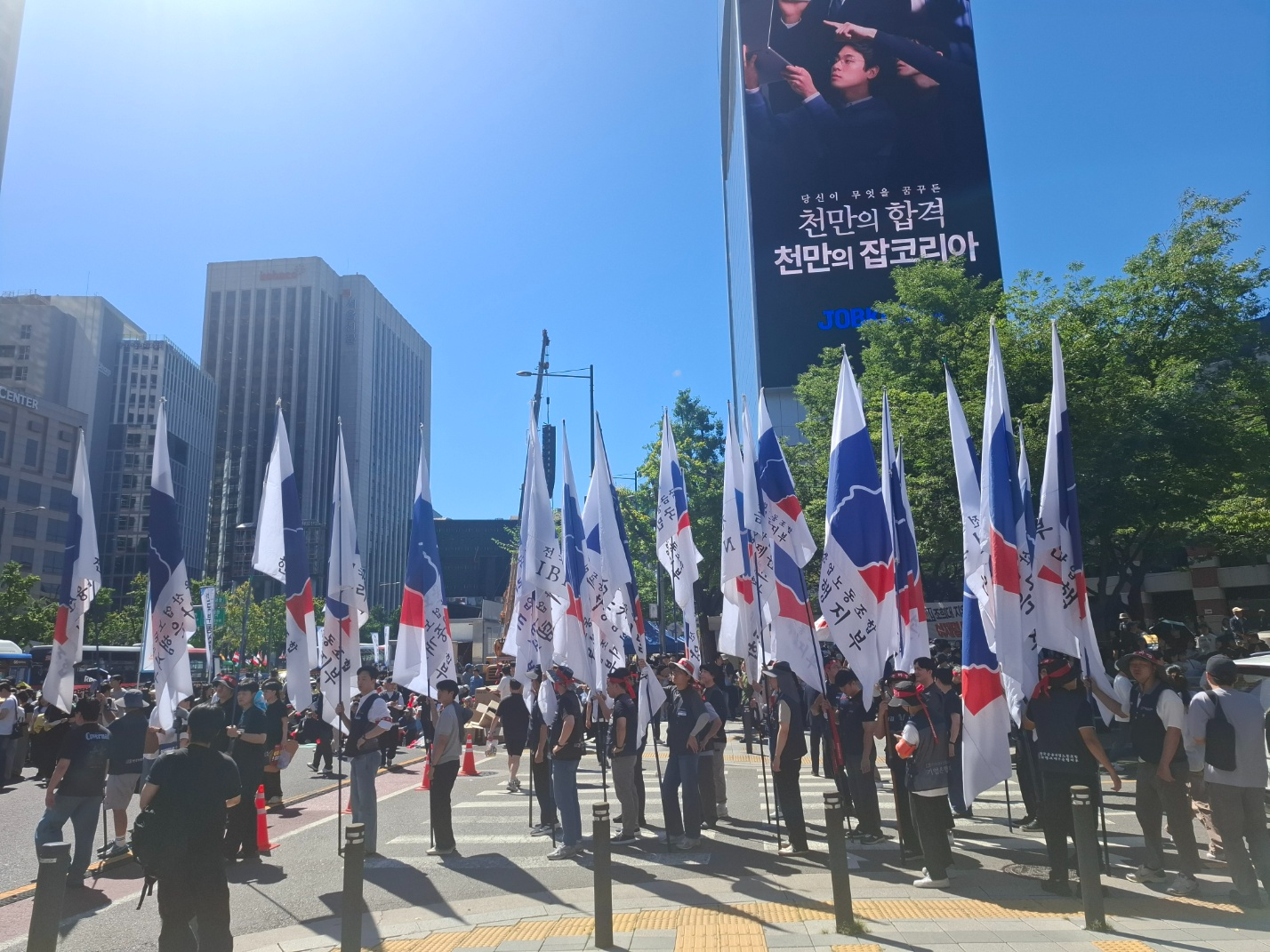 4일 오전 광화문 세종대로 앞에서 각 금융노조 지부가 깃발 행진을 준비하고 있다. / 사진=장호성 기자