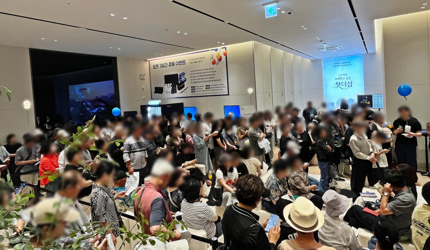 더샵 여주역더퍼스트 견본주택을 찾은 방문객들 모습./사진제공=포스코이앤씨