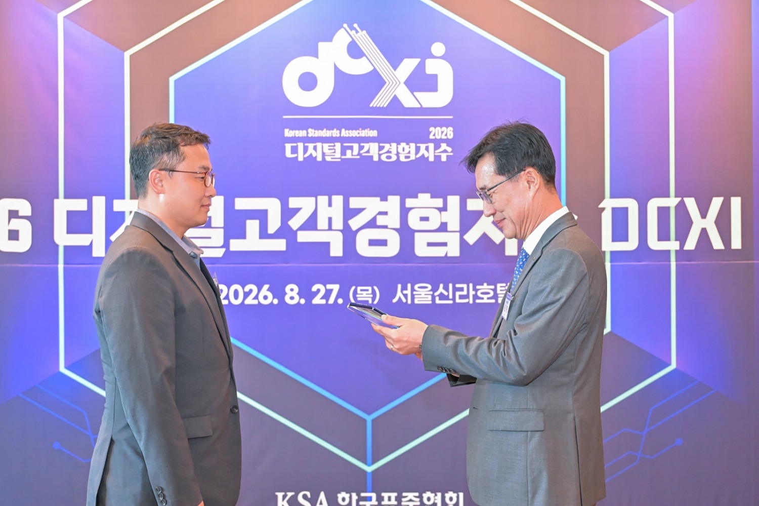 이경식 강원랜드 AI 디지털혁신 실장(왼쪽)이 문동민 한국표준협회 회장으로부터 2026 디지털고객경험지수 1위 기업(리조트부문)상을 수상하는 모습./사진제공=강원랜드