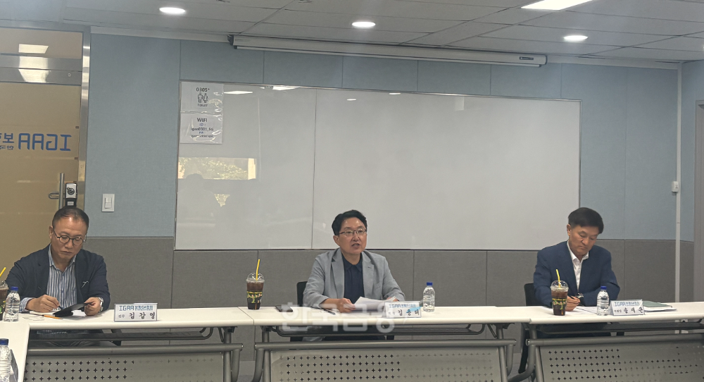 김용태 보험GA협회 회장(왼쪽에서 두번째)이 7일 보험GA협회 회의실에서 보험판매전문회사 입법 기대효과에 대해 말하고 있다./사진=전하경 기자