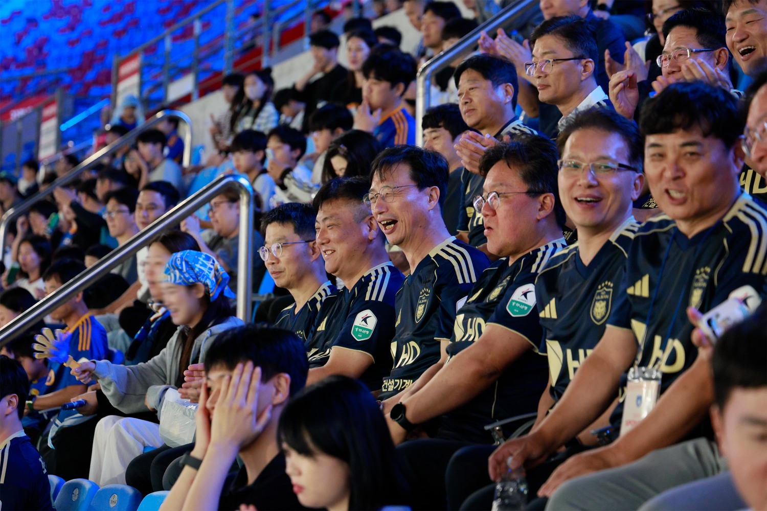 지난 8일 울산에서 열린 ‘HD건설기계 브랜드데이’ 울산HD와 FC서울의 경기에서 문재영 HD건설기계 사장(오른쪽 네번째)이 임직원과 함께 경기를 관람하고 있다. /사진=HD건설기계