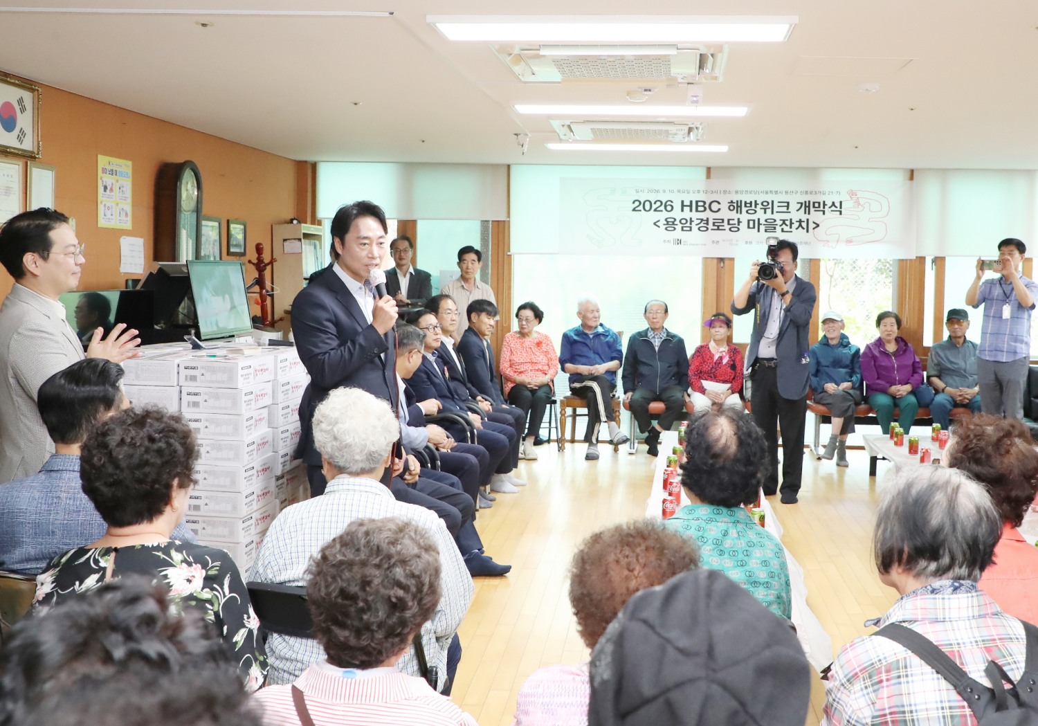 김경대 용산구청장이 용암경로당 마을잔치에 참석해 어르신들과 소통하는 모습./사진제공=용산구