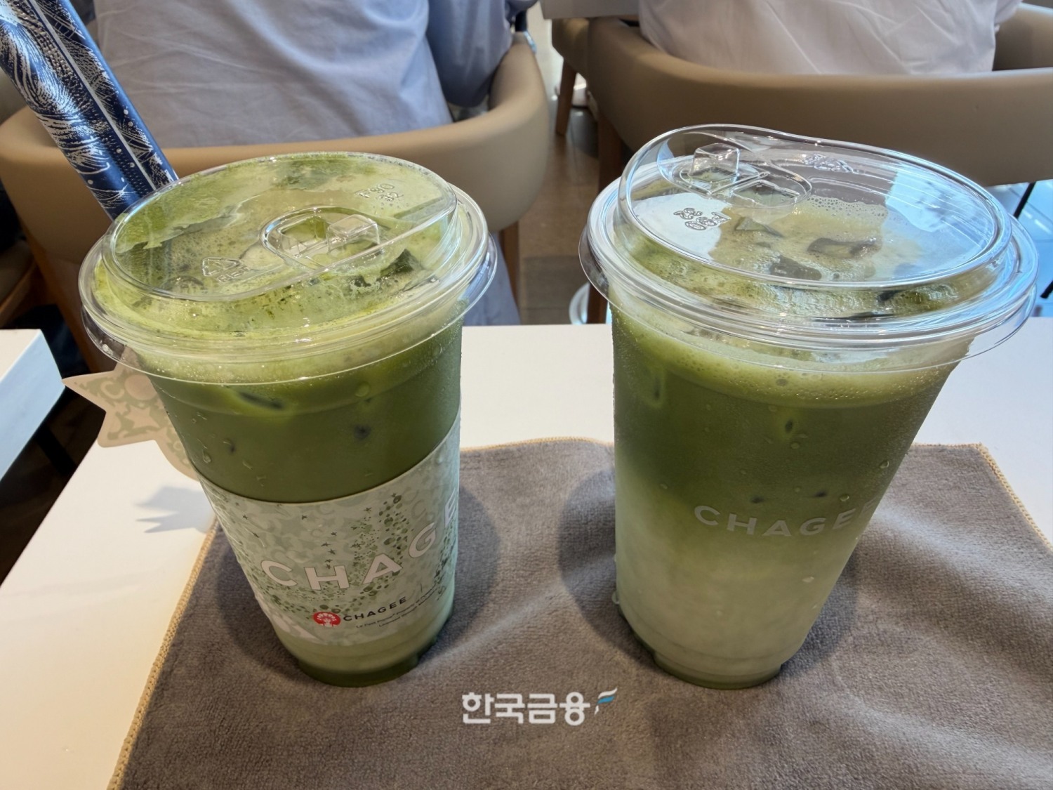 시그니처 말차 라떼(왼쪽)와 라임 치즈 말차 라떼. /사진=양현우 기자