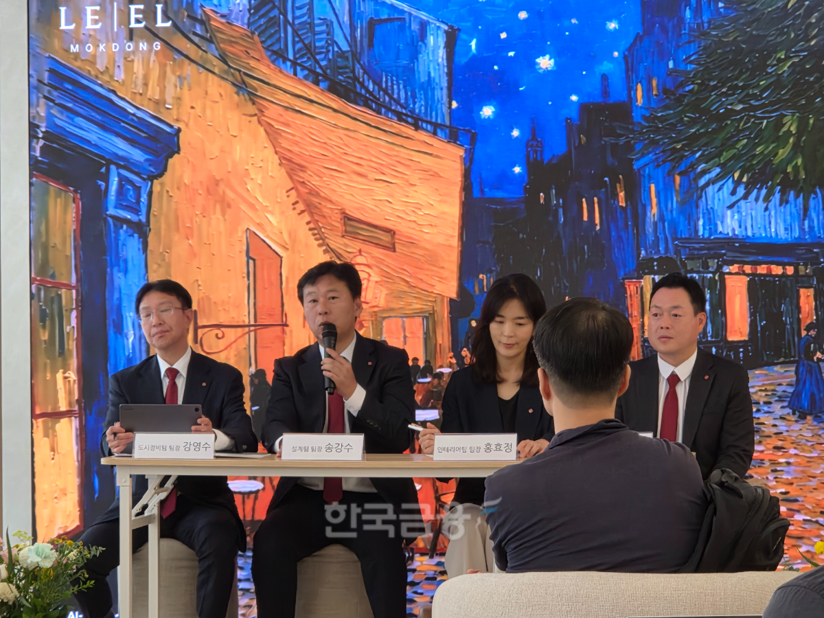 롯데건설 관계자가 기자들의 질문에 답하고 있다. /사진=조범형 기자